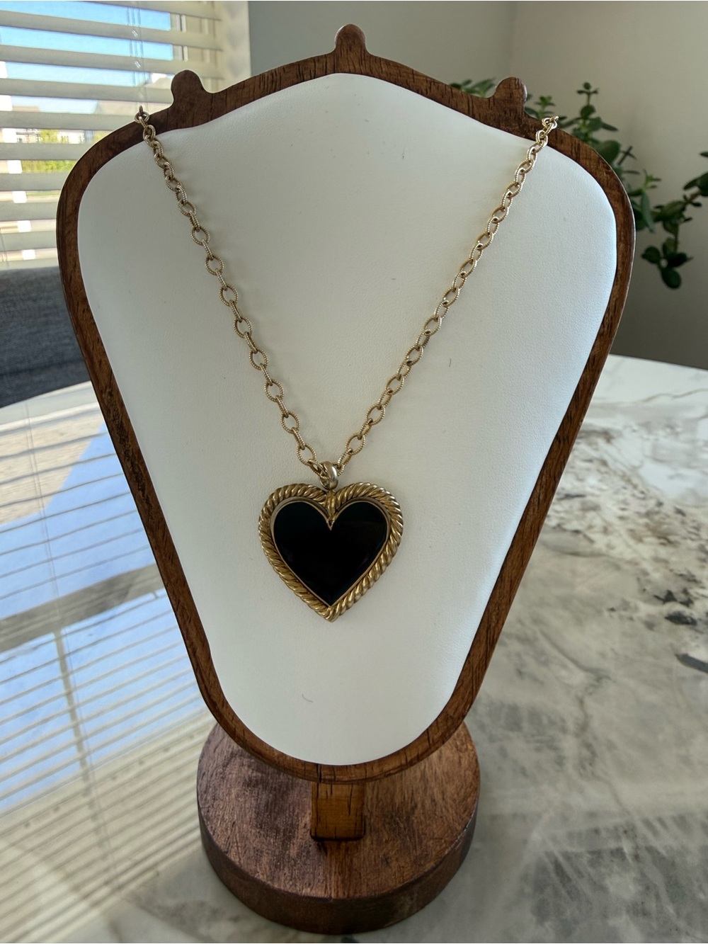 DOUBLE SIDEED BLACK AND WHITE GOLD TONED ENAMAL HEART NECKLACE🖤🤍